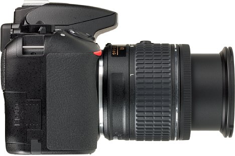 Bild Das Objektiv AF-P 18-55 mm VR wird durch eine Entriegelung in die Arbeitsposition gebracht. [Foto: MediaNord]