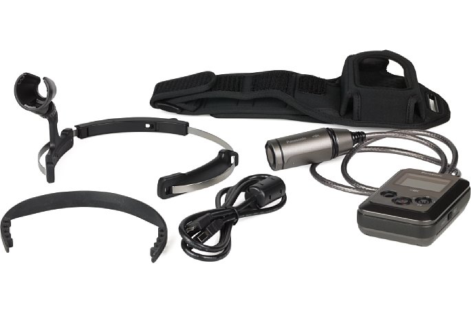 Bild Panasonic HX-A500 Lieferumfang: Haupteinheit mit fest verbundener Kamera, Armbandhülle, Kopfhalterung, Stirnband, USB-Kabel. [Foto: MediaNord]