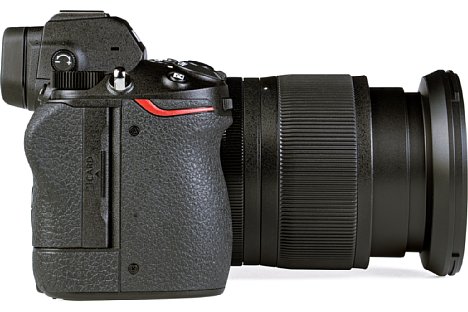 Bild Das Speicherkartenfach der Nikon Z 6II nimmt neben einer Karte im exotischen XQD- oder CFexpress-Formfaktor im neuen, zweiten Kartenschacht auch eine schnelle UHS-II-SD-Karte auf. [Foto: MediaNord]