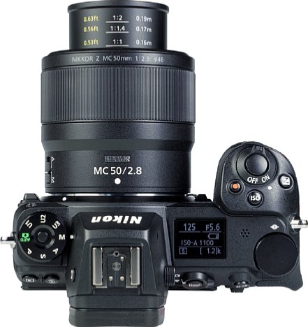 Bild Je näher man mit dem Nikon Z MC 50 mm F2.8 fokussiert, desto weiter fährt der Tubus heraus. Im Makrobereich lassen sich darauf sogar die Entfernung und der Abbildungsmaßstab ablesen. [Foto: MediaNord]