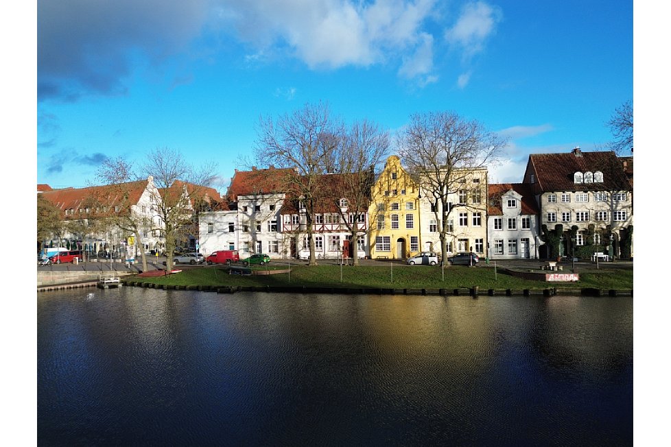 Bild Diesmal unser Testbild für unsere Qualitätsbeurteilung: Die Obertrave in Lübeck, aufgenommen mit der DJI Mini 3 im Schwebeflug als Foto und als Video. [Foto: MediaNord]