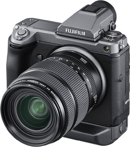 Bild Die Fujifilm GFX100 bringt erstmals einen auf dem Bildsensor integrierten Phasen-AF ins Mittelformat. U. a. für das GF 32-64 mm, aber auch fünf andere Objektive, braucht es jedoch eine angepasste Firmware, die nun bereitsteht. [Foto: Fujifilm]