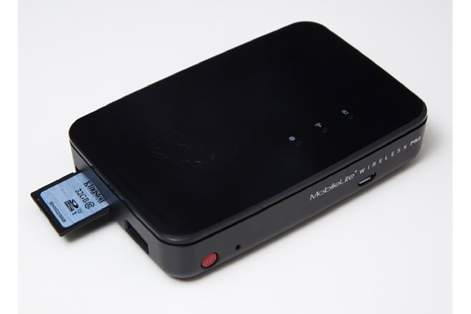 Bild Der SD-Kartenleser des Kingston MobileLite Wireless Pro schluckt auch große, moderne SDHC- und SDXC-Speicherkarten. [Foto: Kingston]