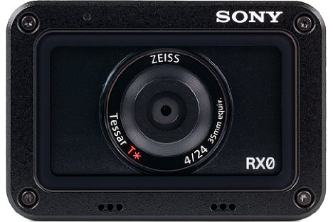 Bild Das Zeiss-Objektiv der Sony DSC-RX0 bietet eine sehr gute Abbildungsqualität, aber leider mit F4 auch eine sehr geringe Lichtstärke, die den Vorteil des relativ großen  (nicht voll genutzten) Sensors bei wenig Licht überwiegend wieder zunichte macht. [Foto: MediaNord]