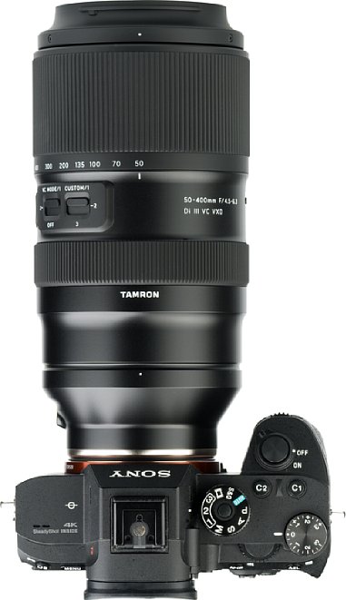 Bild Die Kombination aus Sony Alpha 7R III und Tamron 50-400 mm F4.5-6.3 Di III VC VXD (A067) ist bei geringster Brennweite vom Sucher bis zum Streulichtblenden-Bajonett 24 Zentimeter lang. [Foto: MediaNord]