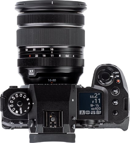 Bild Ein 128x128-Pixel-Monochrom-Display zeigt auf der Oberseite der Fujifilm X-H2 die wichtigsten Aufnahmeparameter an. [Foto: MediaNord]