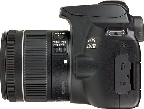 Bild Auf der linken Seite der Canon EOS 250D sind die Anschlüsse für ein externes Mikrofon und eine Kabelfernbedienung zu finden. [Foto: MediaNord]