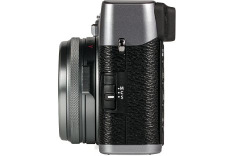 Bild Auf der linken Gehäuseseite der Fujifilm X100T lässt sich zwischen Autofokus, Nachführ-Autofokus und manuellem Fokus umschalten.. [Foto: MediaNord]