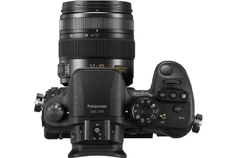 Bild Für Fotografen gewohnt besitzt die Panasonic Lumix DMC-GH4 einen ausgeprägten Handgriff sowie zahlreiche Bedienelemente. [Foto: Panasonic]