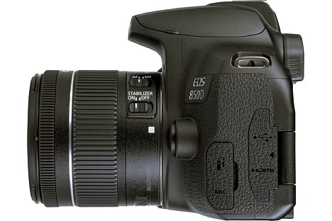 Bild Auf der linken Seite der Canon EOS 850D sind die Weichplastik-Abdeckungen der Schnittstellen gut zu erkennen. [Foto: MediaNord]