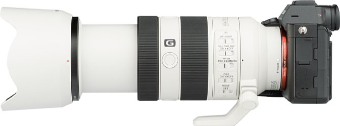 Bild Beim Zoomen fährt der Tubus des Sony FE 70-200 mm F4 Macro G OSS II um 5,6 Zentimeter aus. Die angesetzte Sonnenblende sorgt für ungefähr sechs Zentimeter Verlängerung. [Foto: MediaNord]