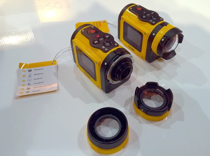 Bild Die Frontlinse der Kodak Pixpro SP1 ist abnehmbar und austauschbar: eine gewölbte Linse für den normalen Einsatz, eine flache Frontscheibe für den Einsatz unter Wasser. [Foto: MediaNord]