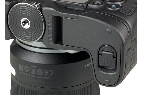 Bild Der Canon EG-E1 bringt einen eigenen Akku- und Speicherkartenfachdeckel mit. Das Stativgewinde verbleibt in der optischen Achse. [Foto: MediaNord]