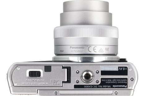 Bild Das Stativgewinde der Panasonic Lumix DC-GX800 sitzt in der optischen Achse, was bei einer so kompakten Kamera beileibe keine Selbstverständlichkeit ist. Eine sehr kleine Stativwechselplatte blockiert nicht einmal das Akkufach. [Foto: MediaNord]