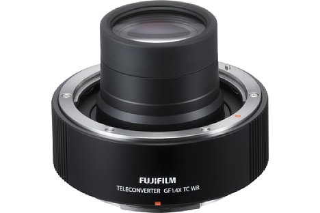 Bild Der Fujifilm GF 1.4X TC WR Telekonverter ragt weit ins Objektiv hinein, was eine kompakte Bauform erlaubt. [Foto: Fujifilm]
