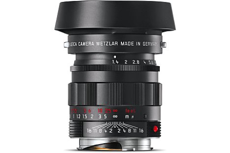 Bild Das Leica Summilux-M 1:1.4/50 mm Asph. gibt es regulär in silber-verchromt und schwarz-eloxiert, mit einer Auflage von 500 Stück kommt nun eine schwarz-verchromte Ausführung hinzu. [Foto: Leica]