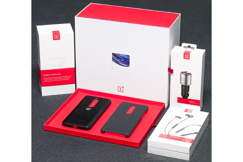 Bild Alles in allem ein opulenter Lieferumfang. Ob es das OnePlus 7 Pro in dieser Kombination als Paket gibt, ist uns nicht bekannt. [Foto: MediaNord]