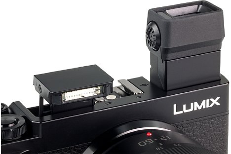 Bild Praktisch: Der Sucher der Panasonic Lumix DC-GX9 lässt sich um 90 Grad nach oben klappen und erinnert damit an einen klassischen Winkelsucher, den man früher aber extra aufstecken musste. [Foto: MediaNord]