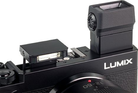 Bild Praktisch: Der Sucher der Panasonic Lumix DC-GX9 lässt sich um 90 Grad nach oben klappen und erinnert damit an einen klassischen Winkelsucher, den man früher aber extra aufstecken musste. [Foto: MediaNord]