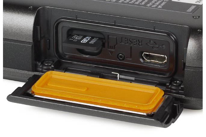 Bild Da der Akku in der Panasonic HX-A500 fest verbaut ist, befinden sich unter der wasserdichten Klappe lediglich der Speicherkarten-Steckplatz und die USB-Buchse, sowie ein Reset-Knopf. Einen HDMI-Anschluss besitzt die HX-A500 nicht. [Foto: MediaNord]