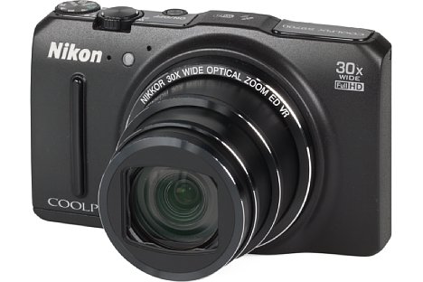 Bild Die Nikon Coolpix S9700 wartet mit einem beeindruckenden optischen 30-fach-Zoom von umgerechnet 25-750 Millimeter (KB) auf. [Foto: MediaNord]