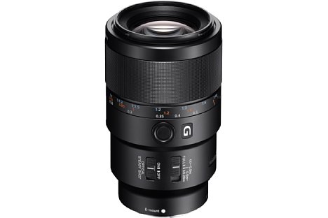Bild Mit dem FE 90 mm 2.8 Macro (SEL-90M28G) bietet Sony erstmals ein Makro-Objektiv für das E-Mount-Vollformat an. Es lässt sich selbstverständlich auch an APS-C-Kameras verwenden, die kleinbildäquivalente Brennweite beträgt dann 135 Millimeter. [Foto: Sony]