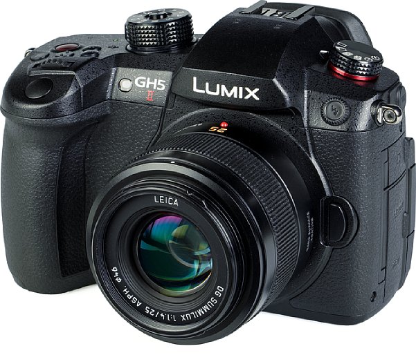 Bild An der wuchtigen Lumix DC-GH5 II wirkt das Panasonic Leica DG Summilux 25 mm 1.4 II Asph. (H-XA025E) schon fast verloren. [Foto: MediaNord]