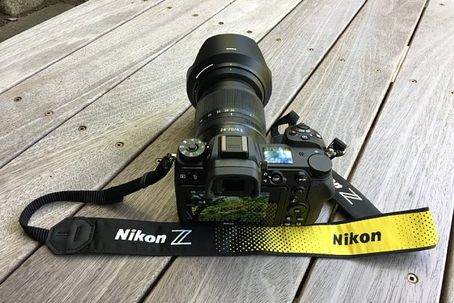 Bild Schon der auffällig desingte moderne Kameragurt strahlt ein gewisses Nikon-Selbstbewusstsein aus. Optional sind auch dezente Varianten von Nikon erhältlich. [Foto: MediaNord]