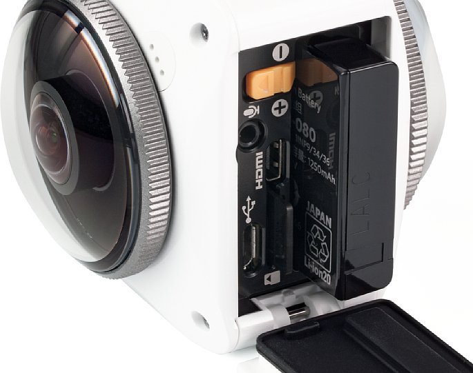 Bild Unter der spritzwasserdichten Klappe der Kodak PixPro 4KVR360 sitzen dicht gedrängt: Akkufach, Seicherkartensteckplatz, Micro-USB-Anschluss, Micro-HDMI-Anschluss und eine 2,5mm-Klinkenbuchse als Mikrofonanschluss. [Foto: MediaNord]