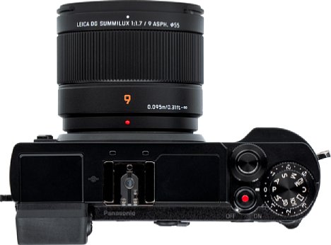 Bild Bis auf einen zwei Zentimeter breiten Fokusring bietet das Panasonic Leica DG Summilux 9 mm 1.7 Asph. (H-X09) keinerlei Bedienelemente. [Foto: MediaNord]