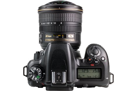 Bild Eine Markierung auf dem Zoomring des Nikon AF-S 8-15 mm 1:3.5-4.5E ED Fisheye zeigt an, bei welcher Brennweite an APS-C (hier die Nikon D7500) ein diagonaler Bildwinkel von 180 Grad erfasst wird. [Foto: MediaNord]