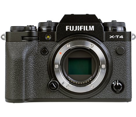 Bild Ohne das massive Objektiv sind die verschiedenen Bedienelemente und der weich geformte Griff der Fujifilm X-T4 gut erkennbar. [Foto: MediaNord]