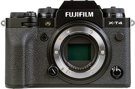 Bild Ohne das massive Objektiv sind die verschiedenen Bedienelemente und der weich geformte Griff der Fujifilm X-T4 gut erkennbar. [Foto: MediaNord]
