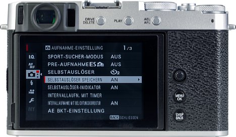 Bild Beim rückwärtigen Bildschirm der Fujifilm X-E4 handelt es sich um einen Touchscreen, der sich erstmals in dieser Kameraserie nach unten und nach oben (sogar um 180 Grad für Selfies oder als Kontrollmonitor) klappen lässt. [Foto: MediaNord]