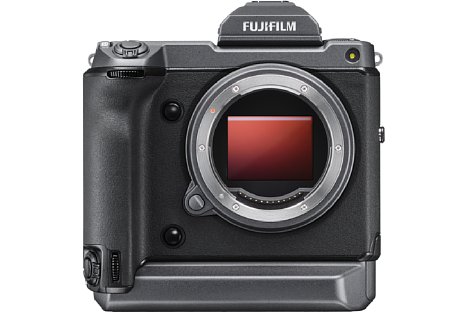 Bild Mit etwa 44 mal 33 Millimetern (55 Millimeter Diagonal) stellt der Bildsensor der Fujifilm GFX100 das Kleinbild-Vollformat in der Fläche um den Faktor 1,7 in den Schatten. [Foto: Fujifilm]