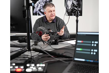 Ernst Ulrich Soja bei der Produktion des Schulungsvideo 'Fortgeschrittener Kurs für Panasonic'. [Foto: MediaNord]