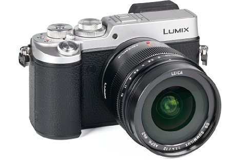 Bild Mit sieben mal sieben Zentimetern und 340 Gramm ist das Panasonic Leica DG Summilux 12 mm F1.4 Asph. weder klein noch leicht, passt aber wunderbar zur ebenfalls spritzwassergeschützten Lumix DMC-GX8. [Foto: MediaNord]