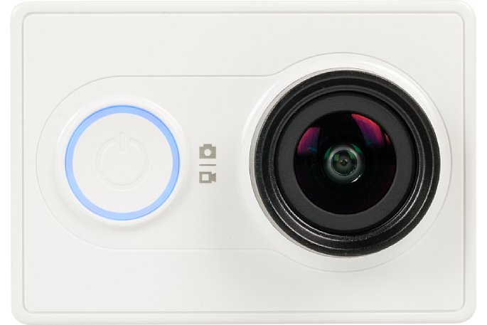 Bild Die Xiaomi/Xiaoyi Yi Sports Camera von vorne. Sehr reduziert und edel. Der Ring um den großen Einschalter- und Moduswahl-Knopf ist die wichtigste Anzeige. Seine Farbe (blau, pink, rot) und Leuchtart (aus, an, blinken) informiert über die Betriebszustände. [Foto: MediaNord]