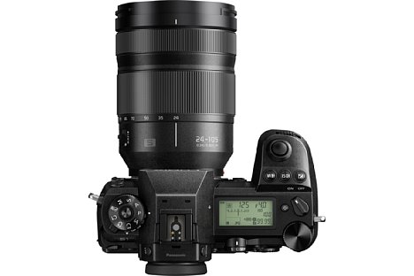 Bild Die Panasonic Lumix DC-S1 (hier im Bild) sowie die Nikon Z 6II sind die einzigen beiden der sechs Kameras mit praktischem Status-Display auf der Oberseite. [Foto: Panasonic]