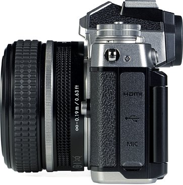 Bild Mit 3,5 mm Mikrofonbuchse, USB-C samt Lade- und Dauerstromfunktion sowie Micro-HDMI bietet die Nikon Z fc die nötigsten Schnittstellen. [Foto: MediaNord]