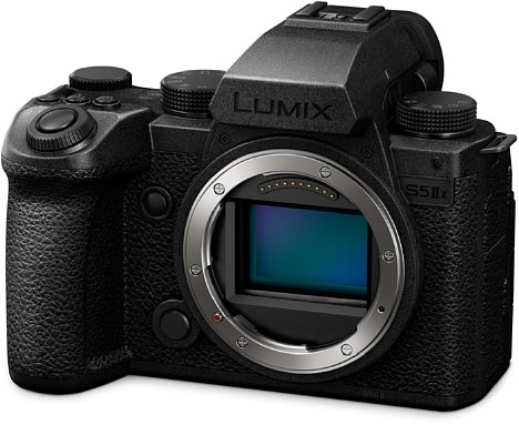Bild Die Panasonic Lumix DC-S5IIX ist die erste komplett schwarze Lumix. Zudem bietet sie spezielle Videofunktionen, etwa IP-Livestreaming oder SSD-Videoaufzeichnungen in hoher Qualität. [Foto: Panasonic]