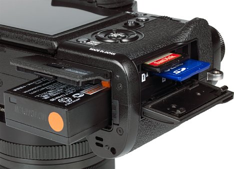 Bild Akku und Speicherkarten lassen sich bei der Fujifilm X-T2 getrennt voneinander entnehmen. Beide Steckplätze unterstützen UHS II und erreichen bis zu 117 MB/s Schreibgeschwindigkeit. [Foto: MediaNord]