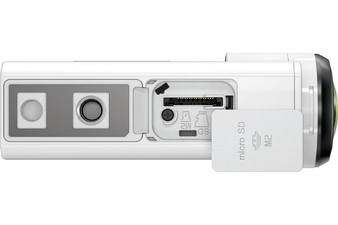 Bild Auf der Unterseite der Sony FDR-X3000R befindet sich neben dem Metall-Stativgewinde (mit "Videopin"-Loch als Verdrehschutz) der Speicherkartensteckplatz. [Foto: Sony]