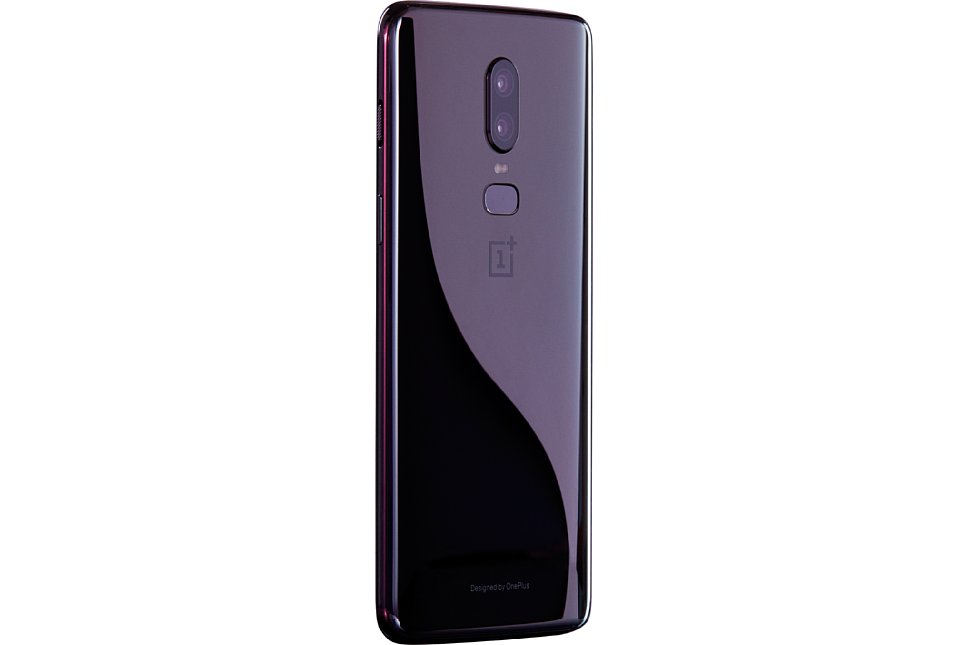 Bild In der Farbe Mirror Black ist das OnePlus 6 ein Fingerabdruckmagnet, besitzt aber ebenfalls spezielle Designdetails, wie die hier in der Spiegelung erkennbare S-Linie. [Foto: OnePlus]
