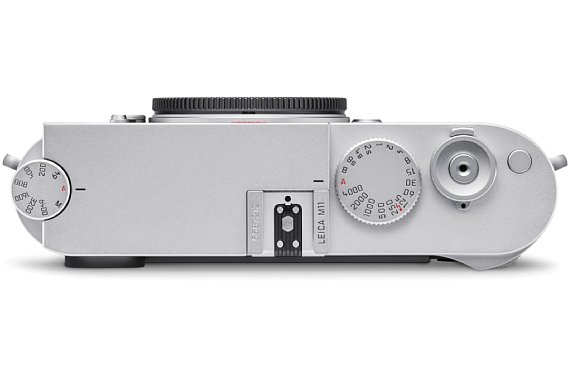 Bild Die Deckkappe der Silber verchromten Leica M11 besteht aus Messing, womit die Kamera betriebsbereit 640 Gramm wiegt. [Foto: Leica]