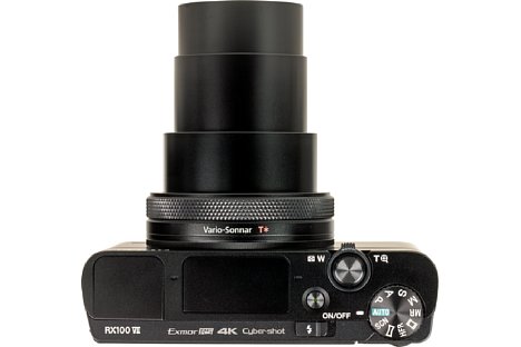Bild Bei vollem Zoom reckt sich das Objektiv der Sony DSC-RX100 VII deutlich in die Länge. [Foto: MediaNord]