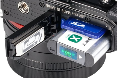Bild Der winzige Lithium-Ionen-Akku der Sony DSC-RX1R II reicht für lediglich 220 Aufnahmen, das Speicherkartenfach nimmt SD, SDHC- und SDXC-Speicherkarten auf. [Foto: MediaNord]