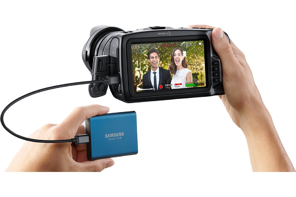 Bild Über den USB-C-Anschluss können handelsübliche portable SSDs an die Blackmagic Pocket Cinema Camera 4K angeschlossen werden und als preisgünstiges Aufzeichnungsmedium dienen. Natürlich erreichen nicht alle SSDs die erforderlichen Datenraten für CinemaDNG. [Foto: Blackmagic]