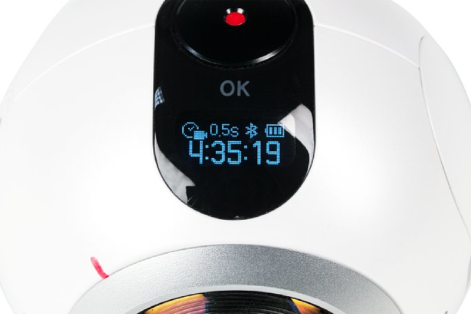 Bild Das OLED-Status-Display der Samsung Gear 360 zeigt alle wichtigen Informationen an und ermöglich mit Hilfe der drei Tasten alle wichtigen Einstellungen direkt an der Kamera vorzunehmen. Ein Betrieb ohne Smartphone ist damit grundsätzlich kein Problem. [Foto: MediaNord]