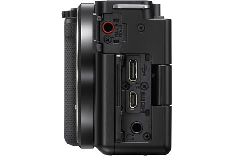 Bild Die Sony ZV-E10 verfügt über alle nötigen Schnittstellen. Per USB-C kann der Akku geladen und die Kamera mit Strom versorgt werden. Zudem werden auch UVC und UAC (Webcam) zum direkten Streaming via Computer oder Xperia-Smartphone unterstützt. [Foto: Sony]